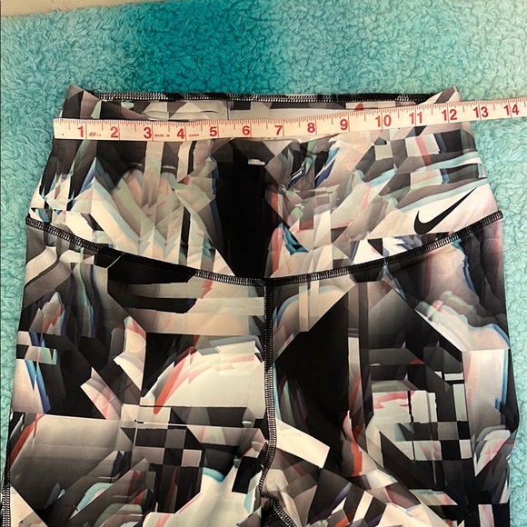 🔥NWOT Nike Abstract Pattern Leggings🔥 - Picture 3 of 9